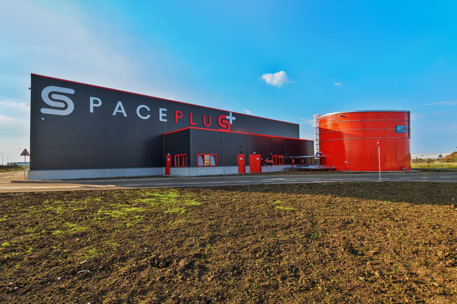 Cladirea Space Plus din Chitila cu depozite si hale de inchiriat. Vedere din exterior
